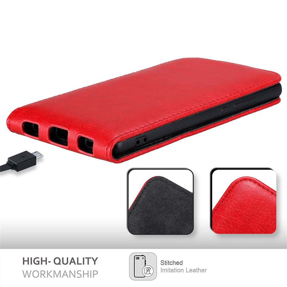 Una funda de teléfono de cuero roja con un teléfono dentro. Se ve un cable de carga negro. La funda es de alta calidad.