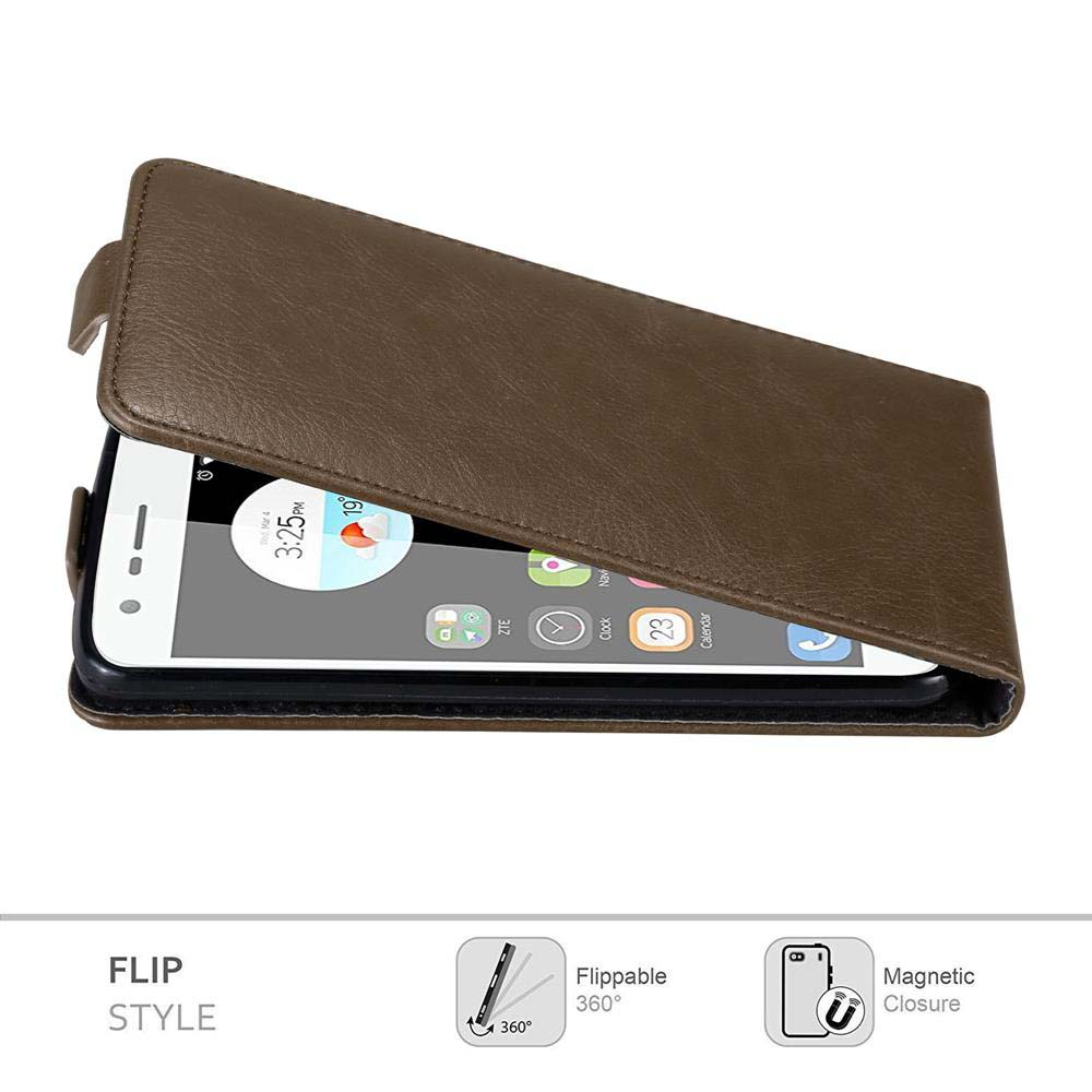 Custodia marrone per telefono aperta con un telefono all'interno. La custodia ha una chiusura a linguetta. Testo Stile Flip.