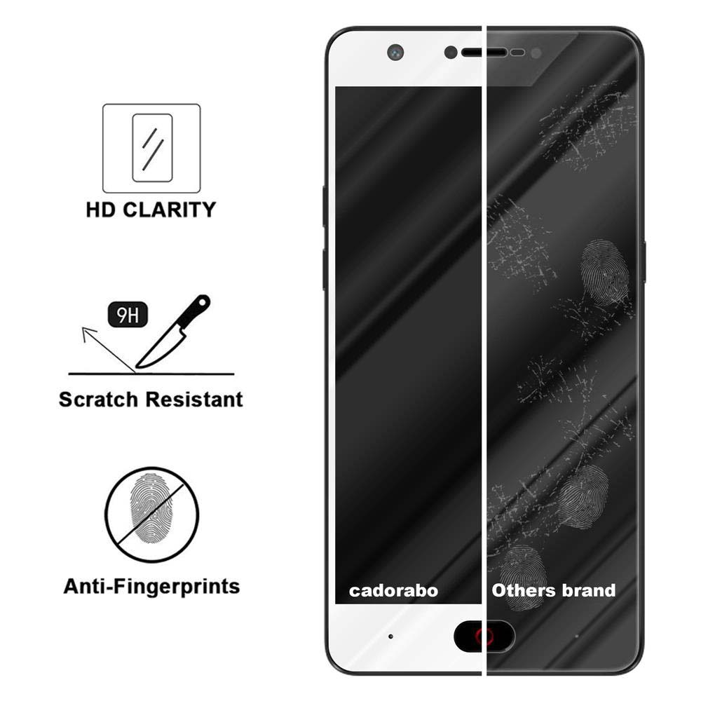 Uno schermo del telefono con un confronto della resistenza alle impronte digitali. Un lato è pulito, l'altro ha impronte.
