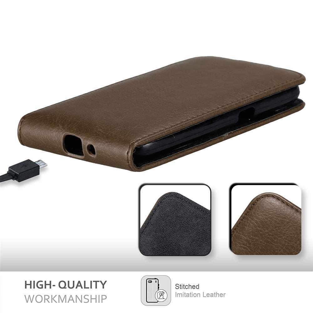 Custodia per telefono in pelle marrone con telefono all'interno. Cavo USB nero visibile. Sfondo bianco.