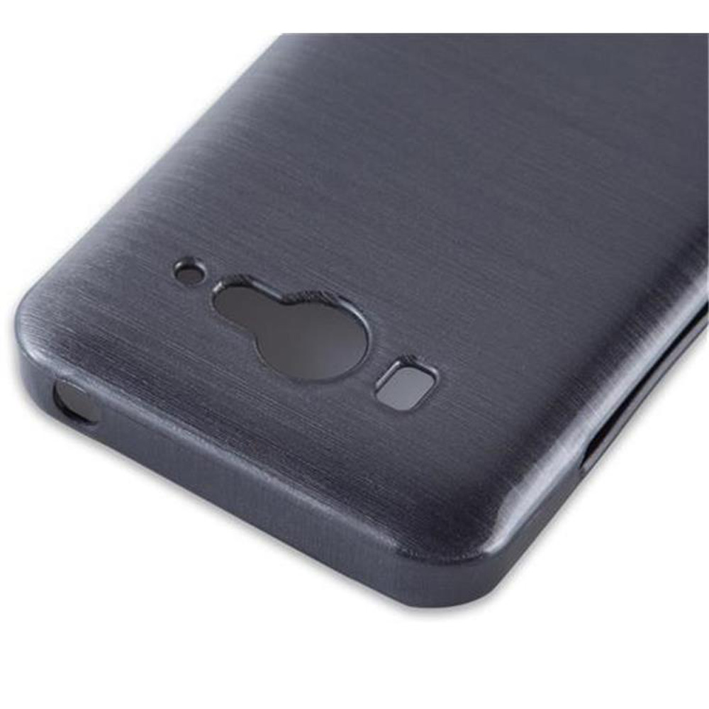 Un primo piano di una custodia per telefono grigio scuro con una texture in metallo spazzolato. Ci sono fori per fotocamera e altre funzioni.