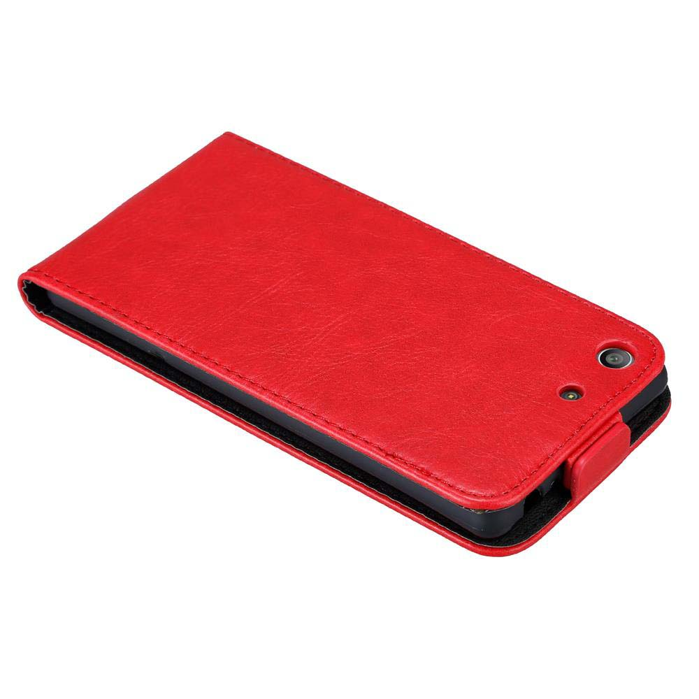 Una funda roja para teléfono está en ángulo, mostrando la parte trasera con un orificio para la cámara. La funda está cerrada.