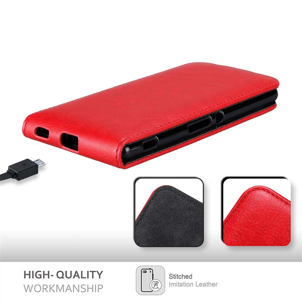 Una funda roja para teléfono con el teléfono dentro y cable de carga. La funda está sobre fondo blanco.