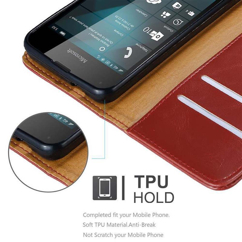 Telefono in una custodia di pelle rossa. Il telefono mostra uno schermo con un'app telefonica.