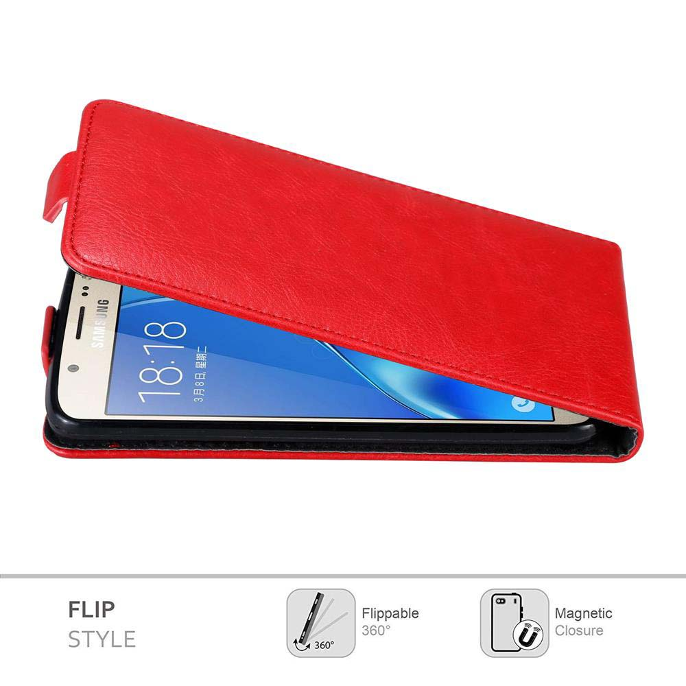 Eine rote Handyhülle mit einem Telefon darin. Weißer Hintergrund.