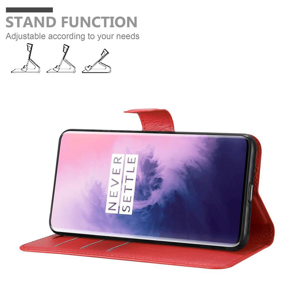 Custodia rossa per telefono con telefono all'interno e le parole 'NEVER SETTLE' sullo schermo.
