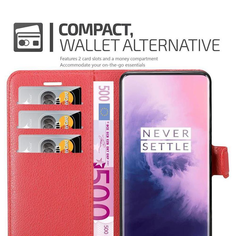 Custodia rossa per telefono con scomparti per carte e denaro. È visibile un telefono con schermo colorato.