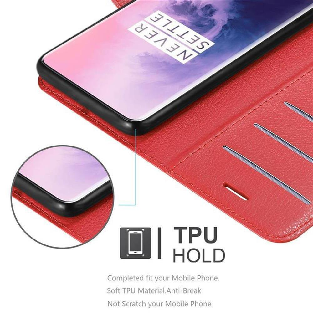 Custodia rossa per telefono con telefono nero all'interno. Il telefono dice 'NEVER SETTLE'.