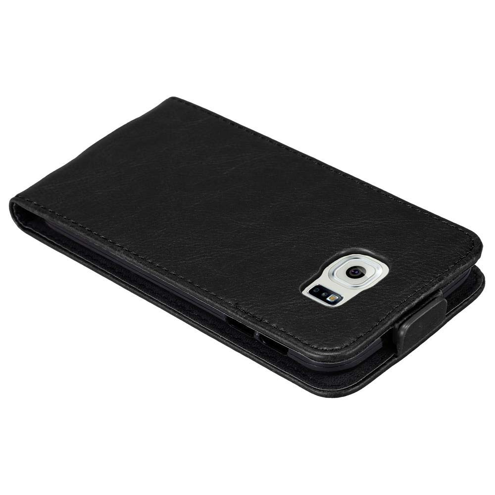Custodia nera per telefono chiusa. Obiettivo della fotocamera visibile e piccola apertura per un pulsante.