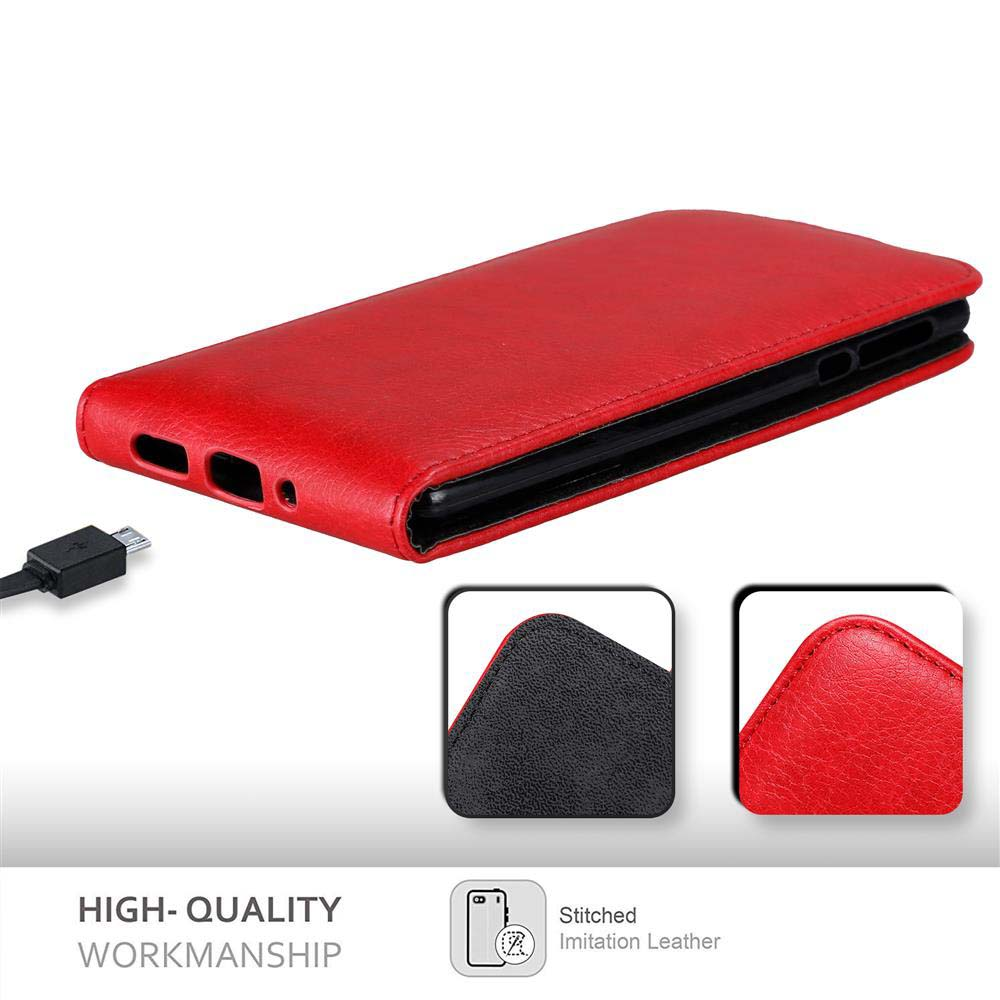 Custodia per telefono rossa con telefono all'interno e cavo caricabatterie con dettaglio in pelle cucita.