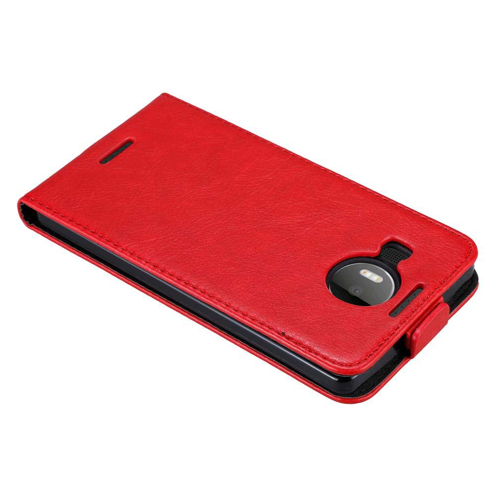 Custodia rossa per telefono su una superficie bianca. Visibile un foro per la fotocamera del telefono.