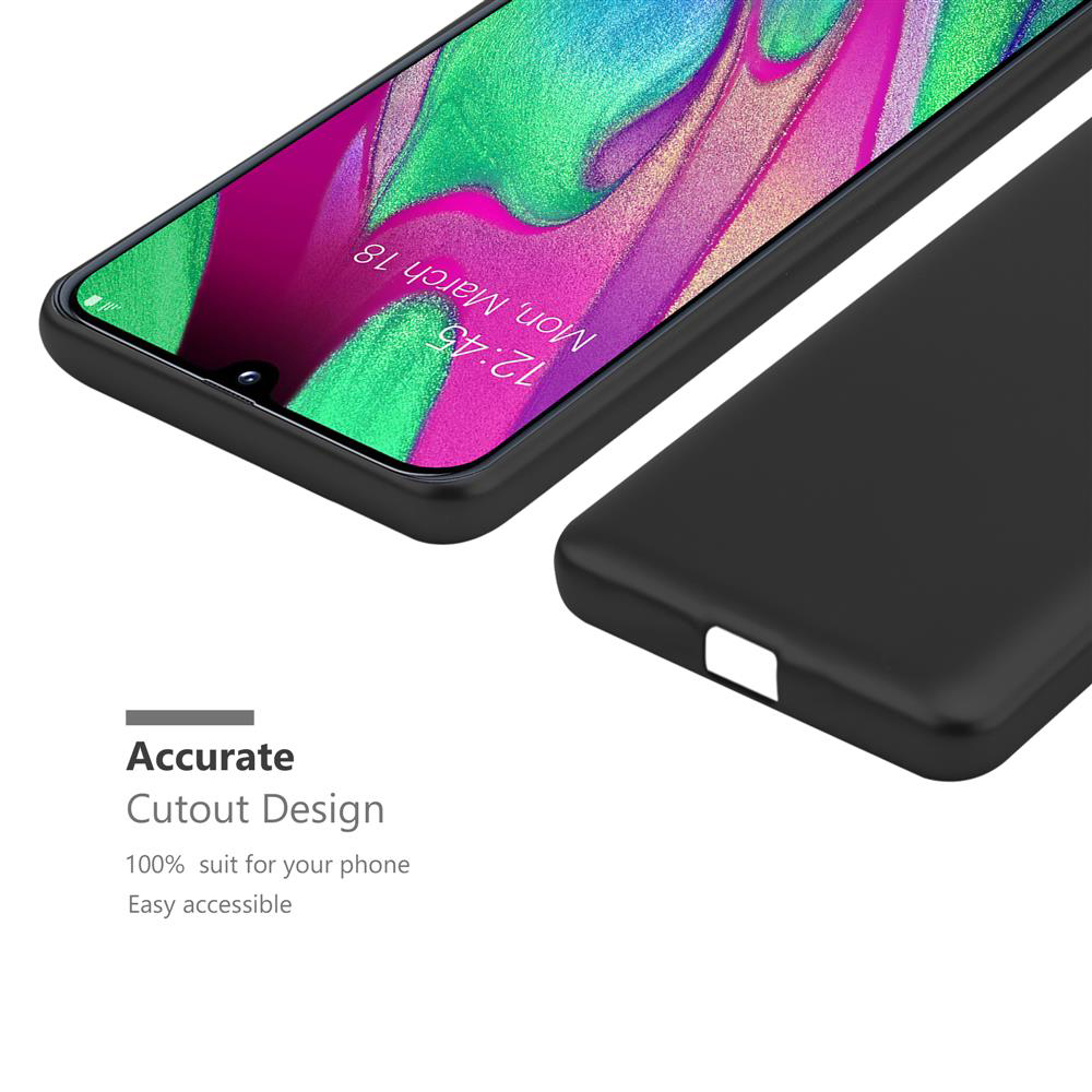 Telefono con custodia nera. Il display mostra sfondo verde e data.