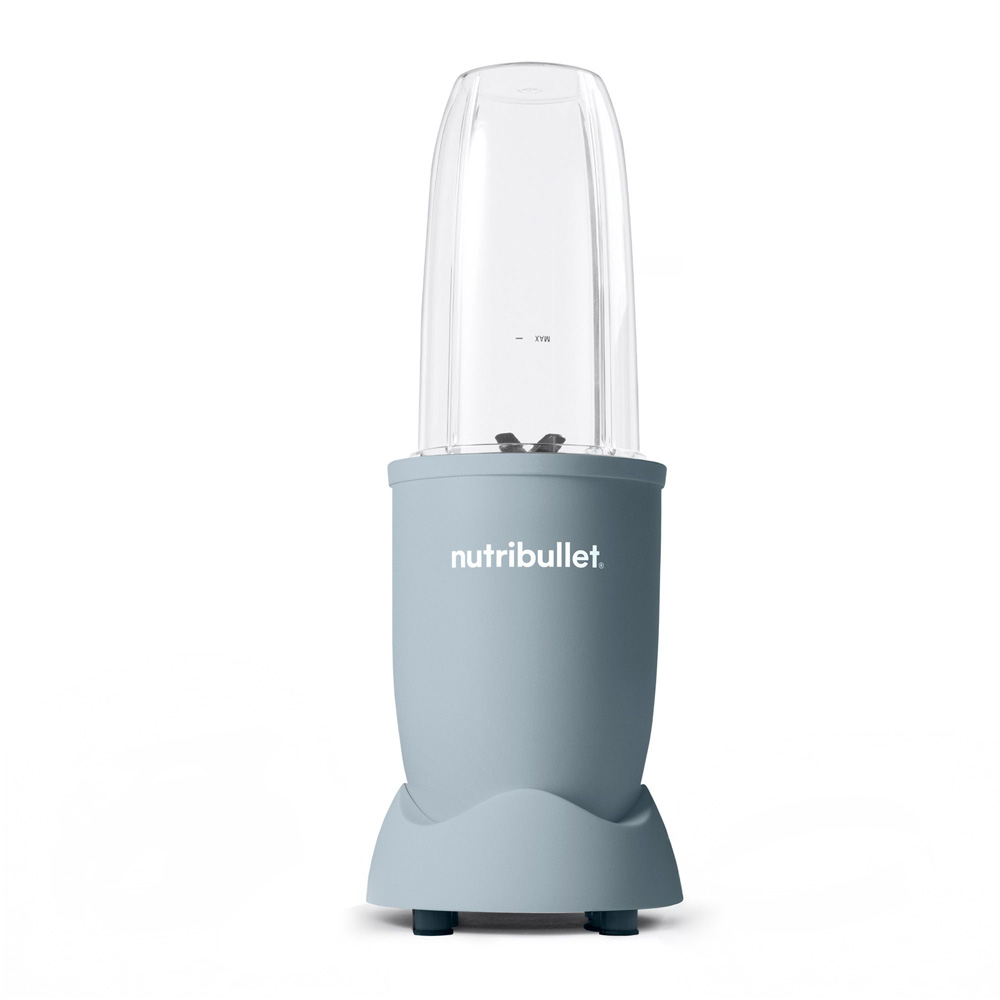 Een blauw-witte Nutribullet blender op een wit oppervlak.