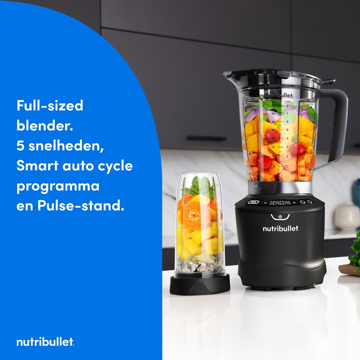 Mixeur Nutribullet noir sur surface blanche. À côté, un verre rempli de fruits et texte bleu.