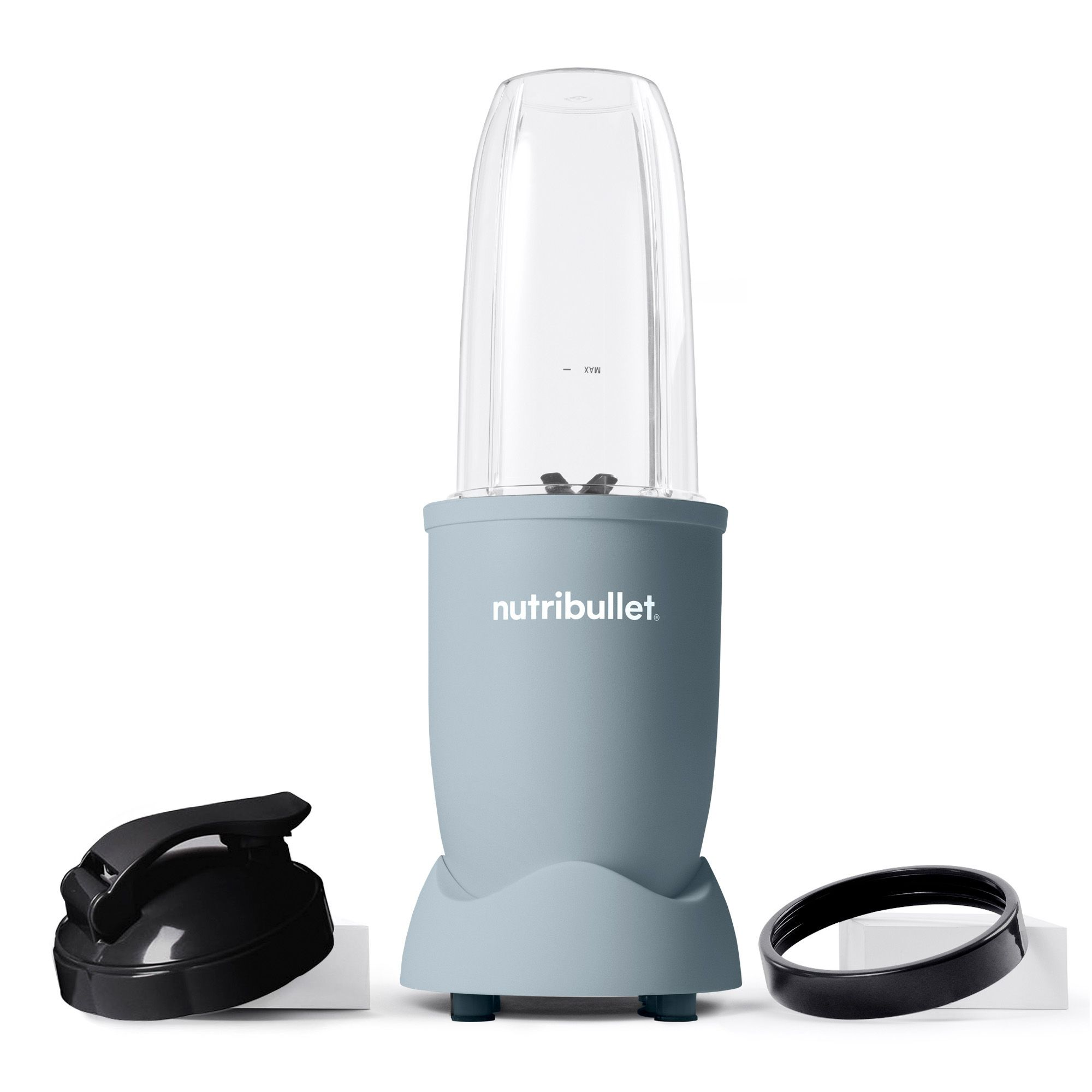 Een lichtblauwe blender met een transparante container en zwarte accessoires.