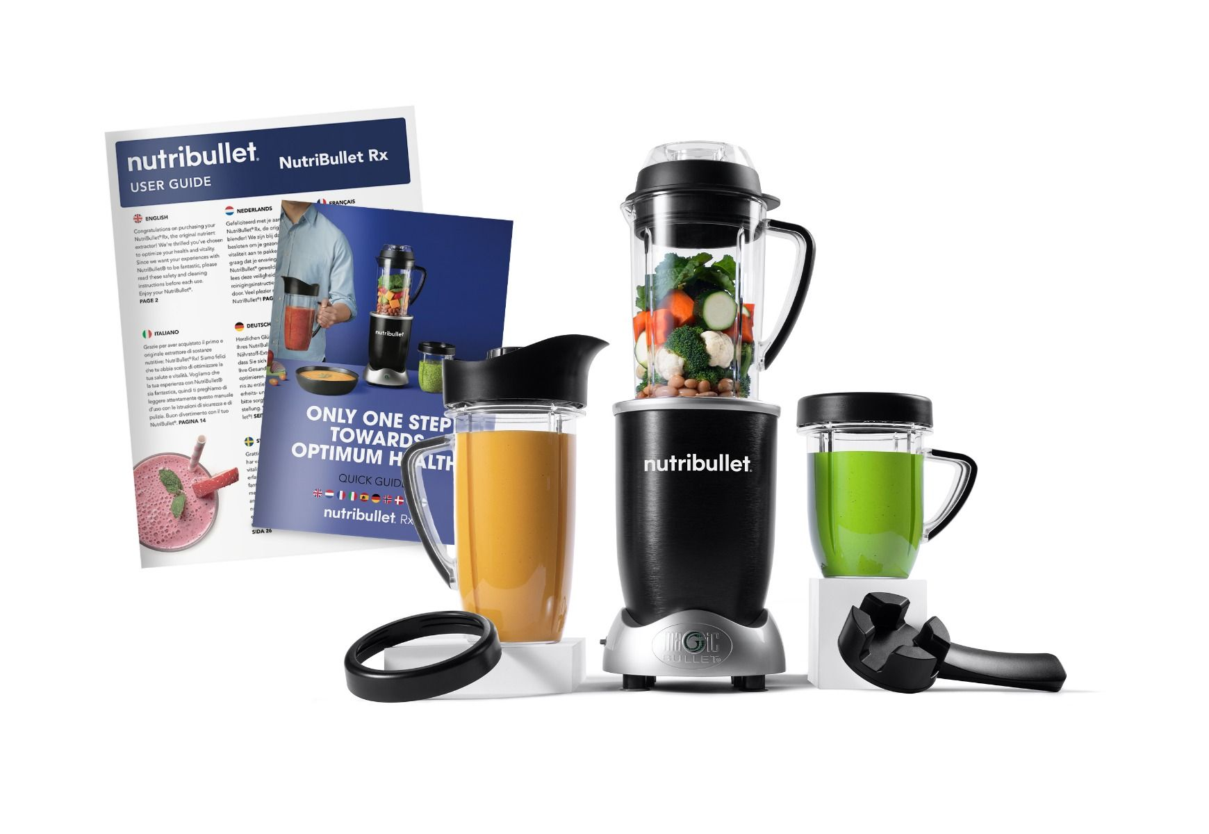 Un blender NutriBullet avec des ingrédients à l'intérieur. Un guide d'utilisation et d'autres accessoires à côté.