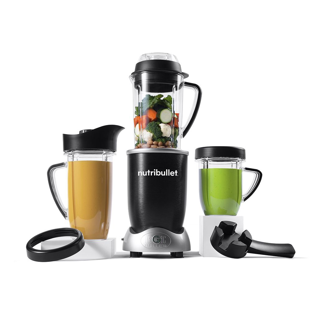 Un blender Nutribullet noir avec trois tasses, un couvercle noir et une fixation de lame sur une surface blanche.