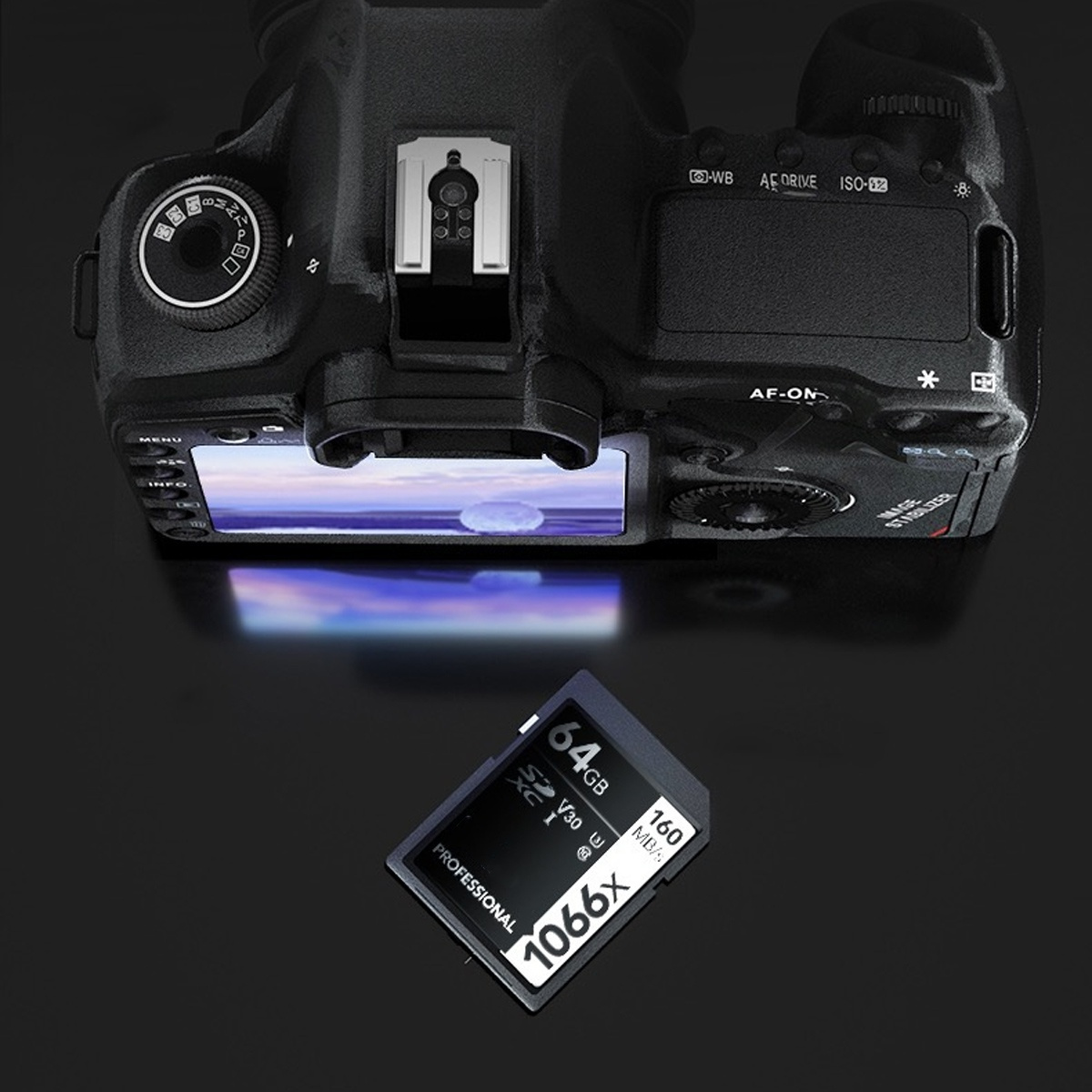 Schwarze DSLR-Kamera mit einer 64GB SD-Karte, die sich auf einer schwarzen Oberfläche spiegelt.