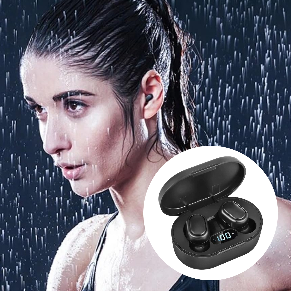 Frau mit Ohrhörern im Regen, Etui mit Ohrhörern rechts. Haare nass, trägt ein schwarzes Top.