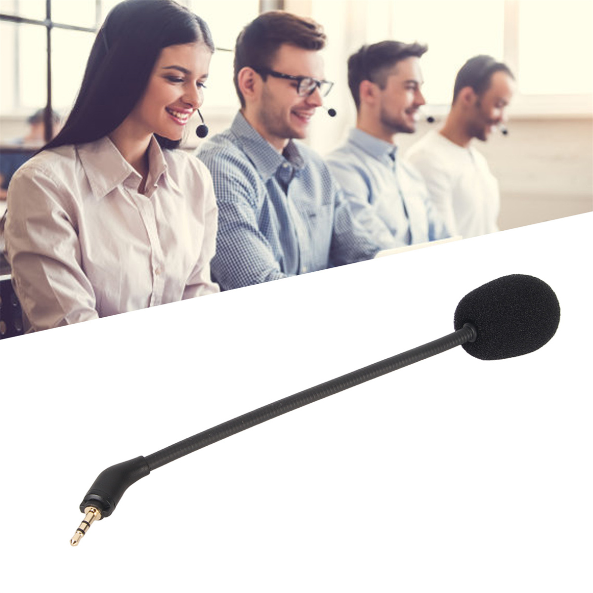 Ein Mikrofon, das von einer Person gehalten wird. Im Hintergrund arbeiten vier Personen mit Headsets.