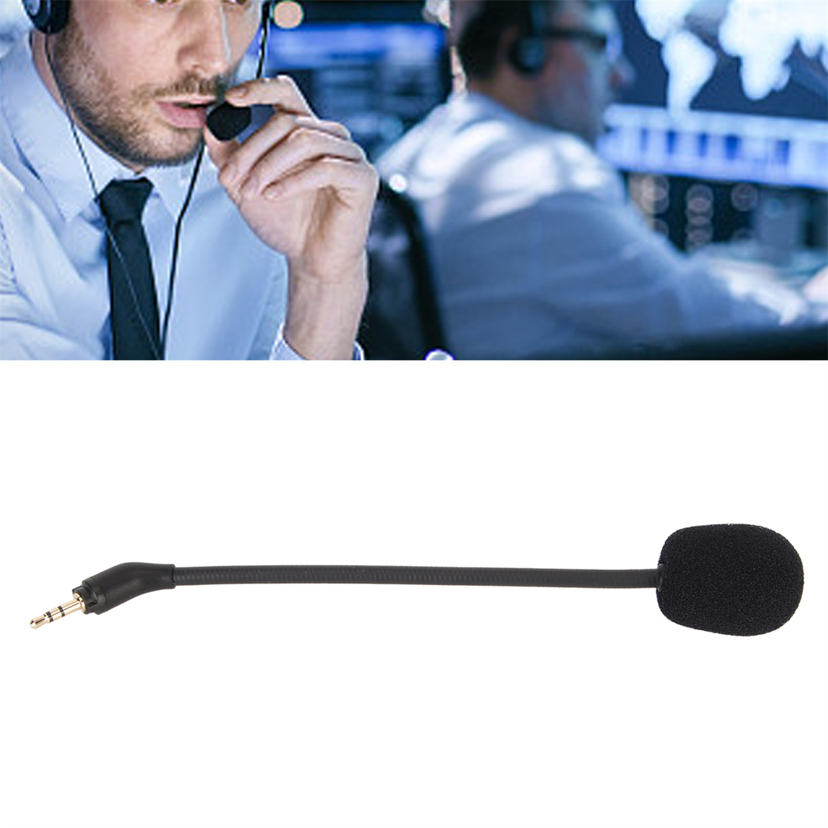Ein Mann mit Headset spricht in ein Mikrofon. Eine weitere Person ist im Hintergrund verschwommen.