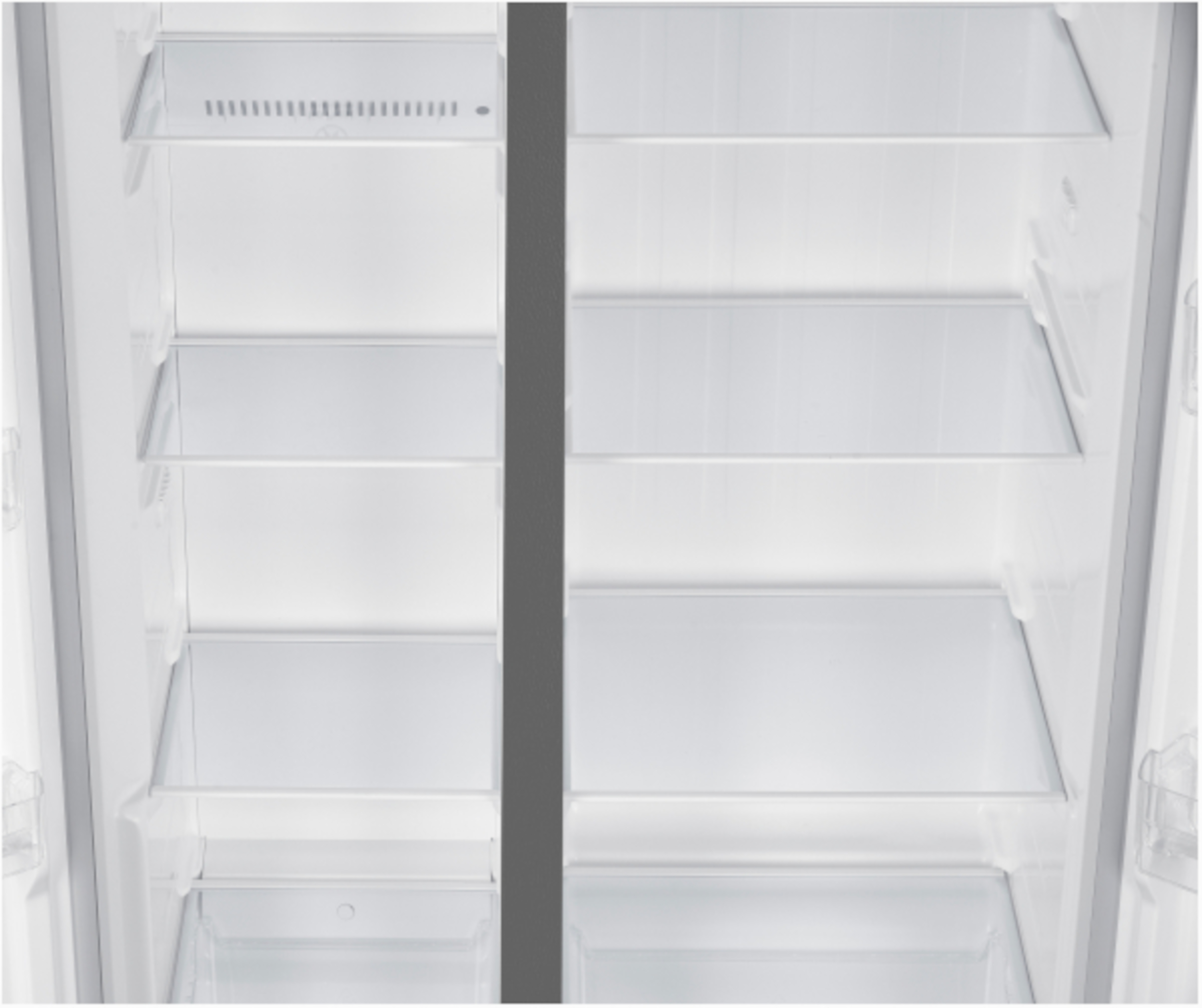 Innenraum eines Kühlschranks. Glasböden. Leer. Weißer Innenraum. Keine sichtbaren Gegenstände im Kühlschrank.