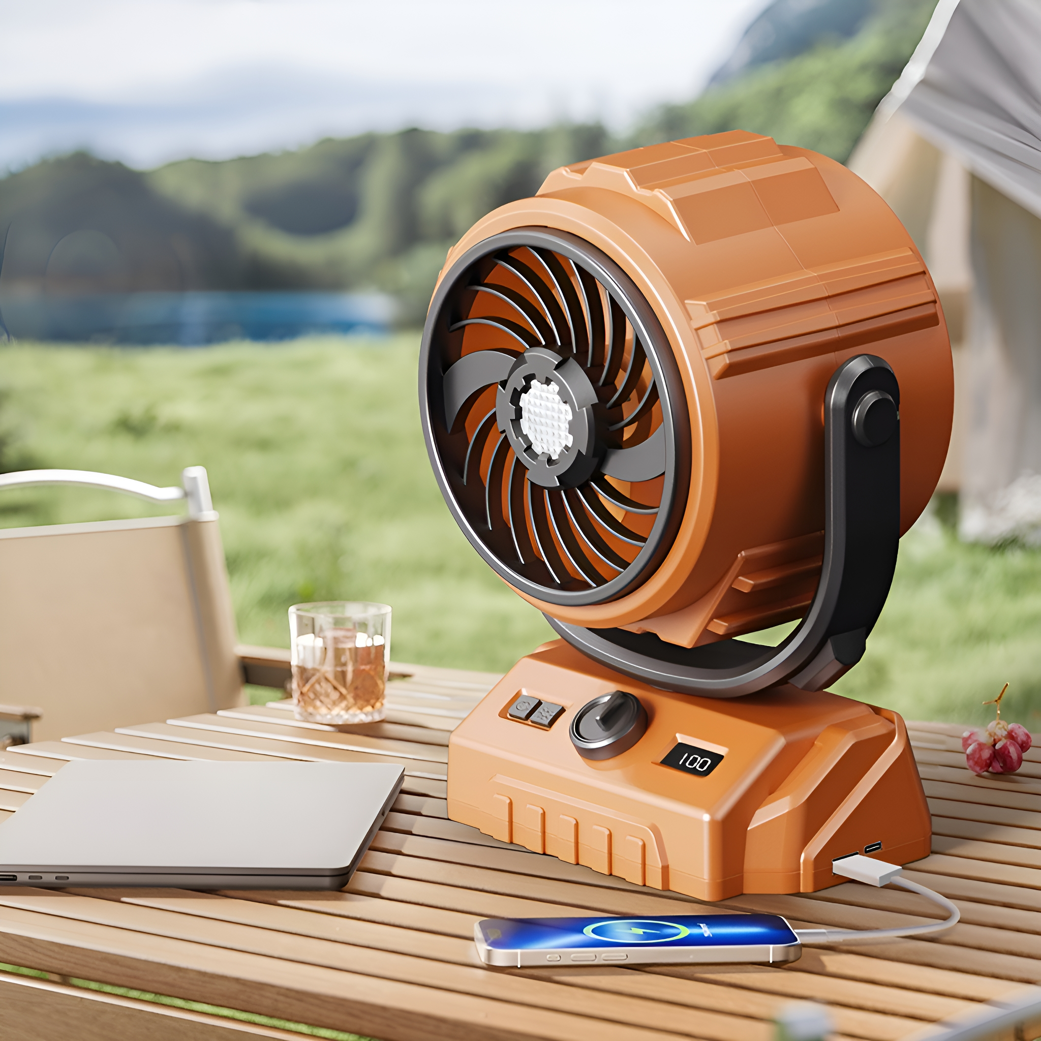 Orangener tragbarer Ventilator auf einem Holztisch, Telefon lädt, Outdoor-Hintergrund.