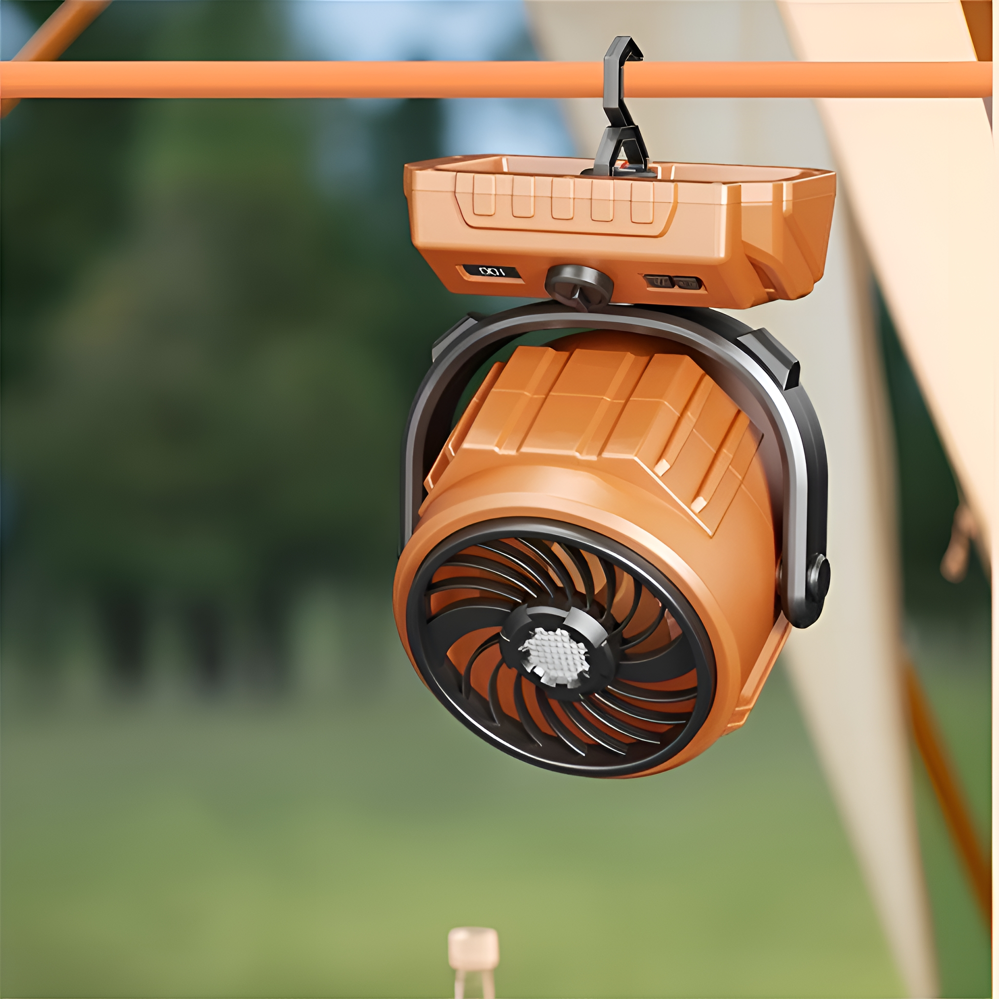 Oranger Outdoor-Ventilator hängt an einem Haken. Grüner Hintergrund, unscharf. Schwarzer Haken.