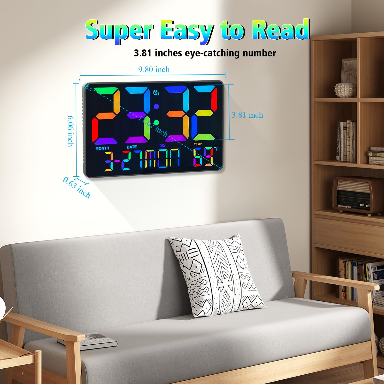 Digitaluhr mit Zeit- und Datumsanzeige, an einer Wand über einem Sofa befestigt. Inklusive Größenangaben.
