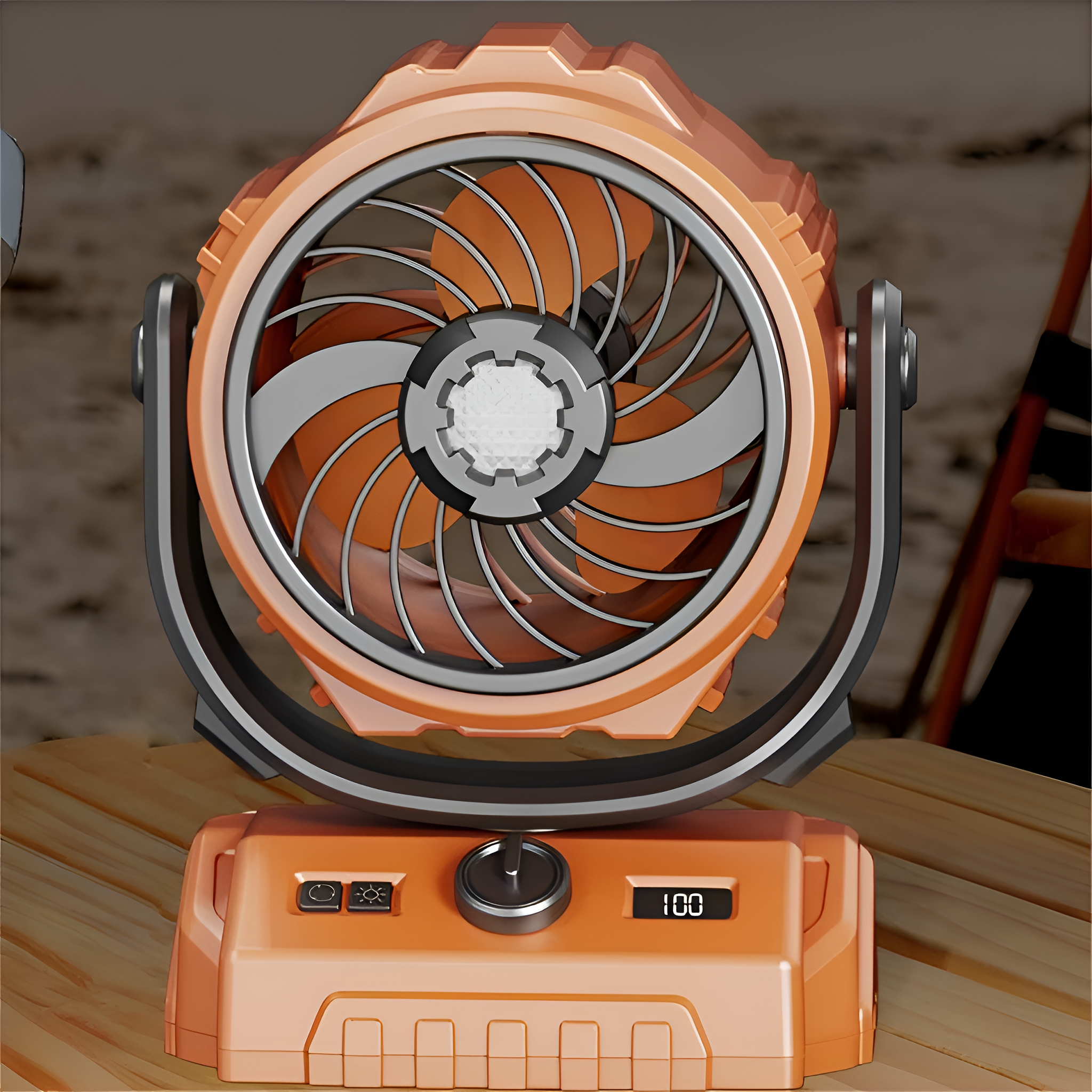 Orangener Ventilator auf einem Holztisch. Der Ventilator hat ein Schutzgitter und einen verstellbaren Sockel.