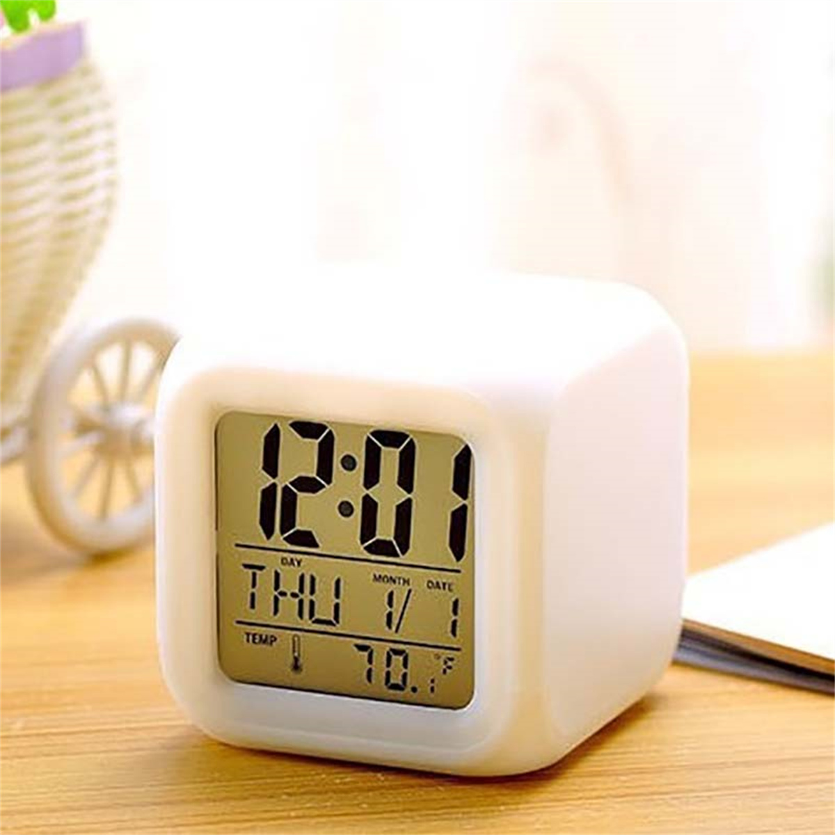 Weißer Würfel-Digitalwecker mit Digitalanzeige für Zeit, Tag, Monat, Datum und Temperatur.