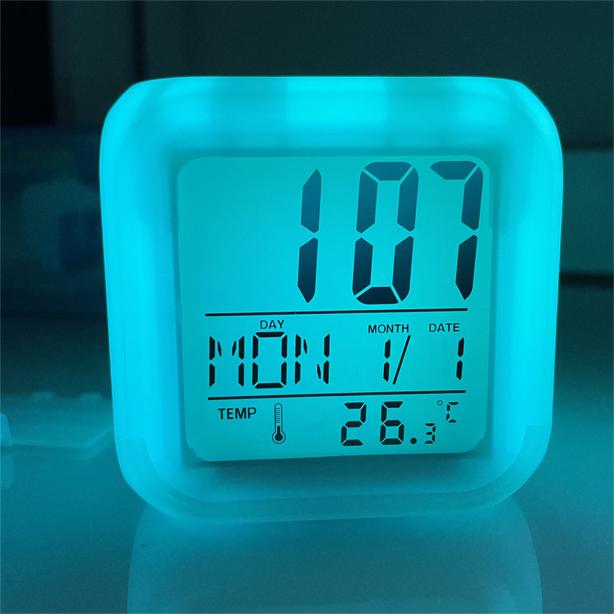 Digitaler Wecker mit Datum, Uhrzeit und Temperatur. Blauer Schein.