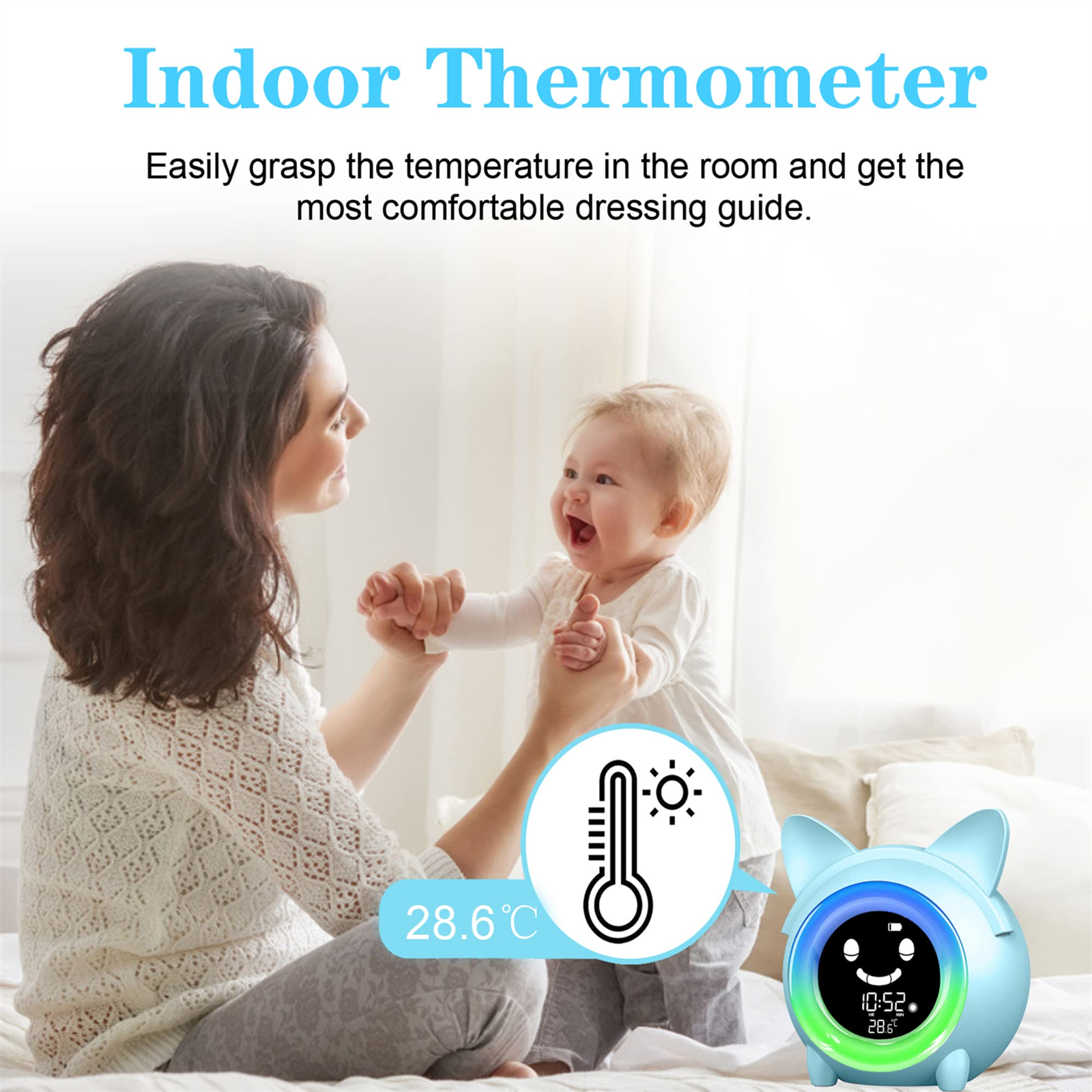 Ein Baby lacht mit seiner Mutter. Ein Indoor-Thermometer mit lächelndem Gesicht im Vordergrund.