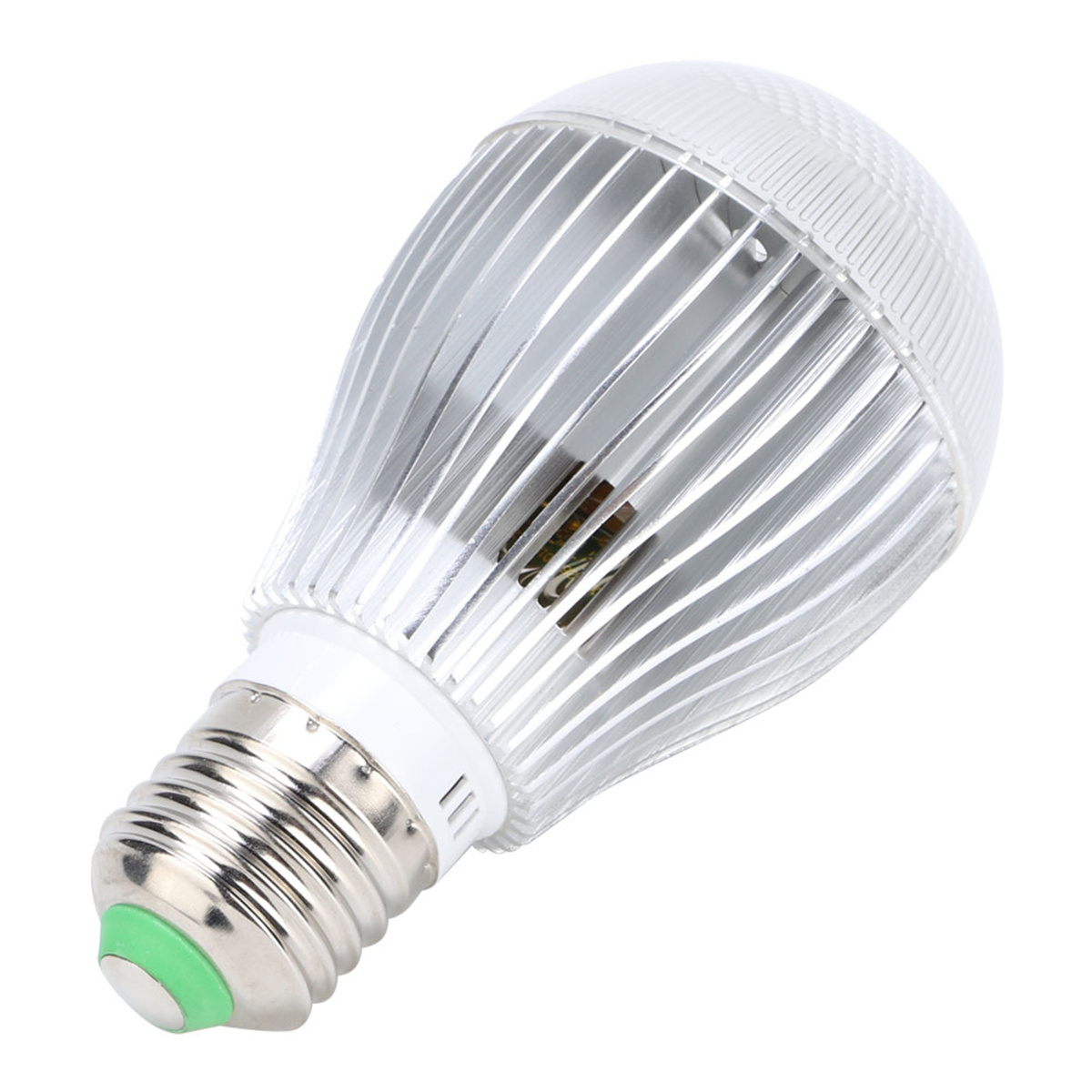 Weiße LED-Glühbirne mit geripptem Design. Der Sockel ist silberfarben, mit grüner Spitze.