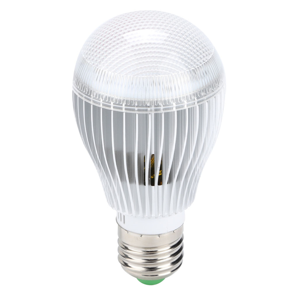 Helle, energieeffiziente LED-Glühbirne mit klarer, gerippter Außenhülle und Metallsockel.