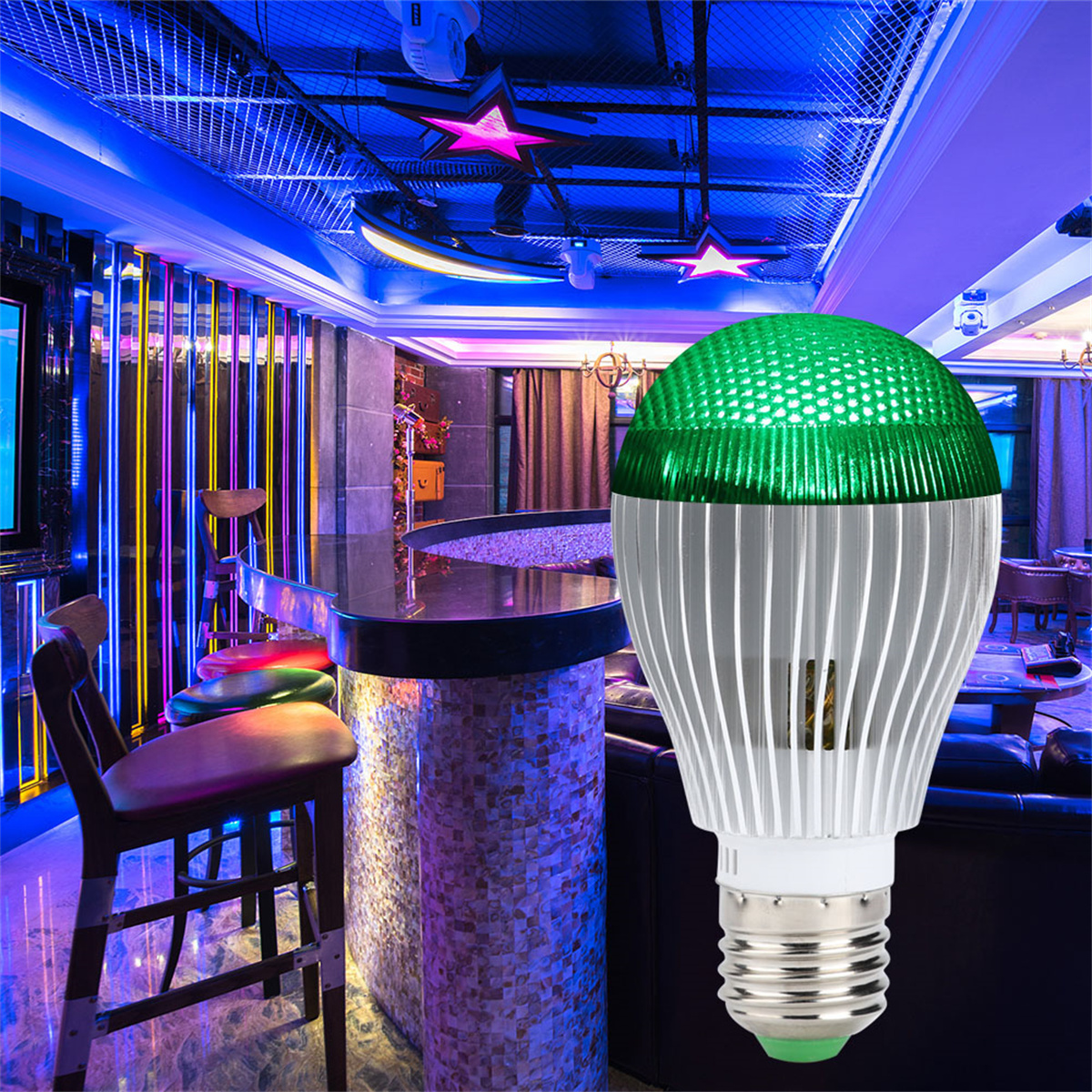 Grüne LED-Lampe mit silbernem Sockel, platziert in einer Bar mit bunten Lichtern.