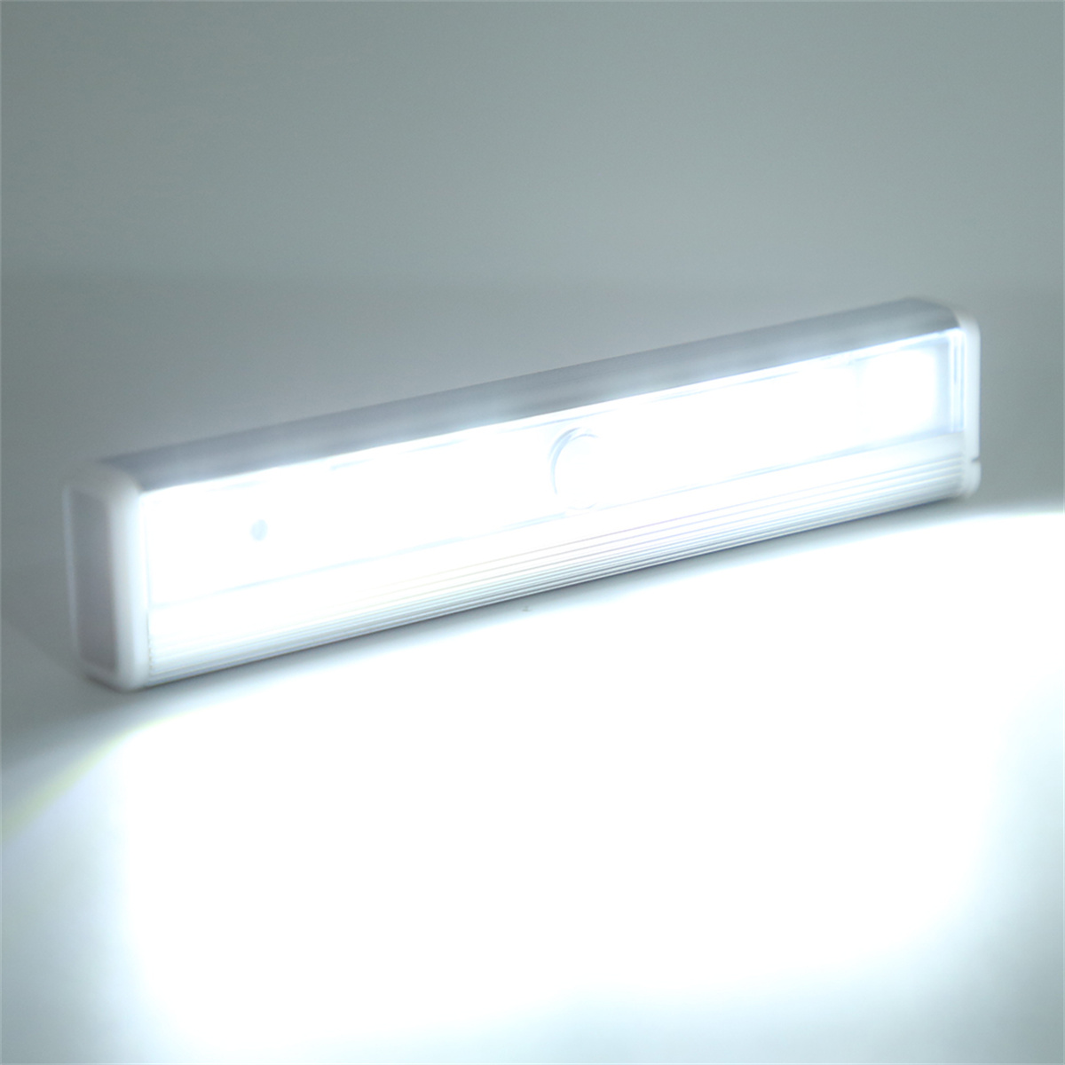 Eine lange weiße Leuchte. Die Leuchte ist eingeschaltet. Es ist ein helles Licht.