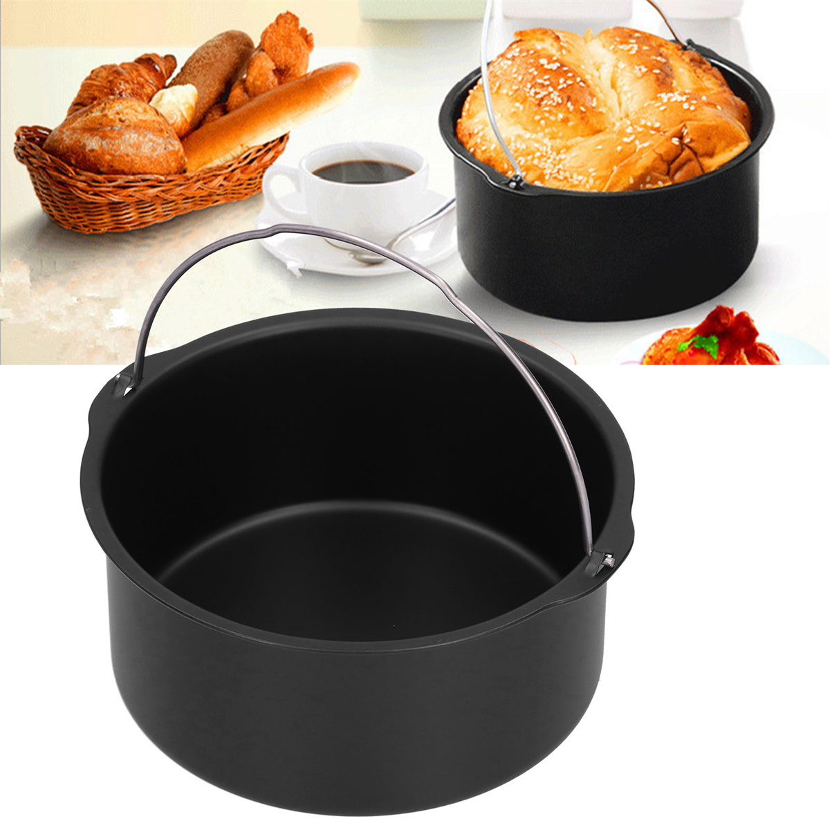 Schwarzer Airfryer-Korb mit Griff, Brot darin. Hintergrund zeigt Brot und Kaffee auf einem Tisch.