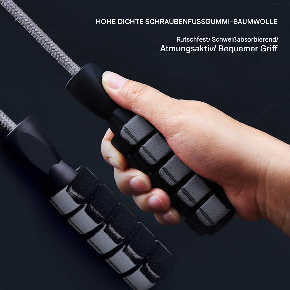 Hand hält ein schwarzes Springseil mit strukturierten Griffen. Das Seil ist grau.
