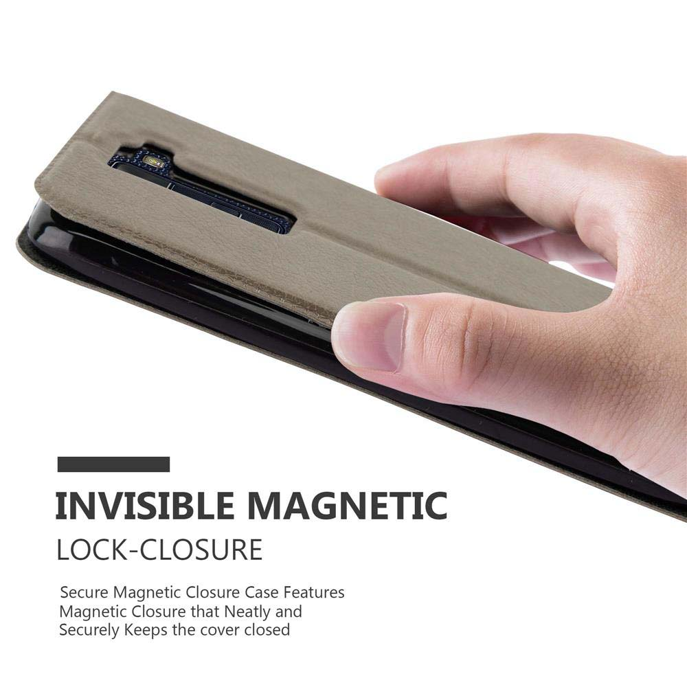Mano che tiene una custodia per tablet. La custodia è aperta con chiusura magnetica invisibile. Sfondo bianco.