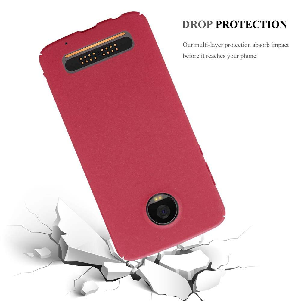 Custodia rossa per telefono che cade su cemento rotto. La custodia ha una fotocamera e un flash.