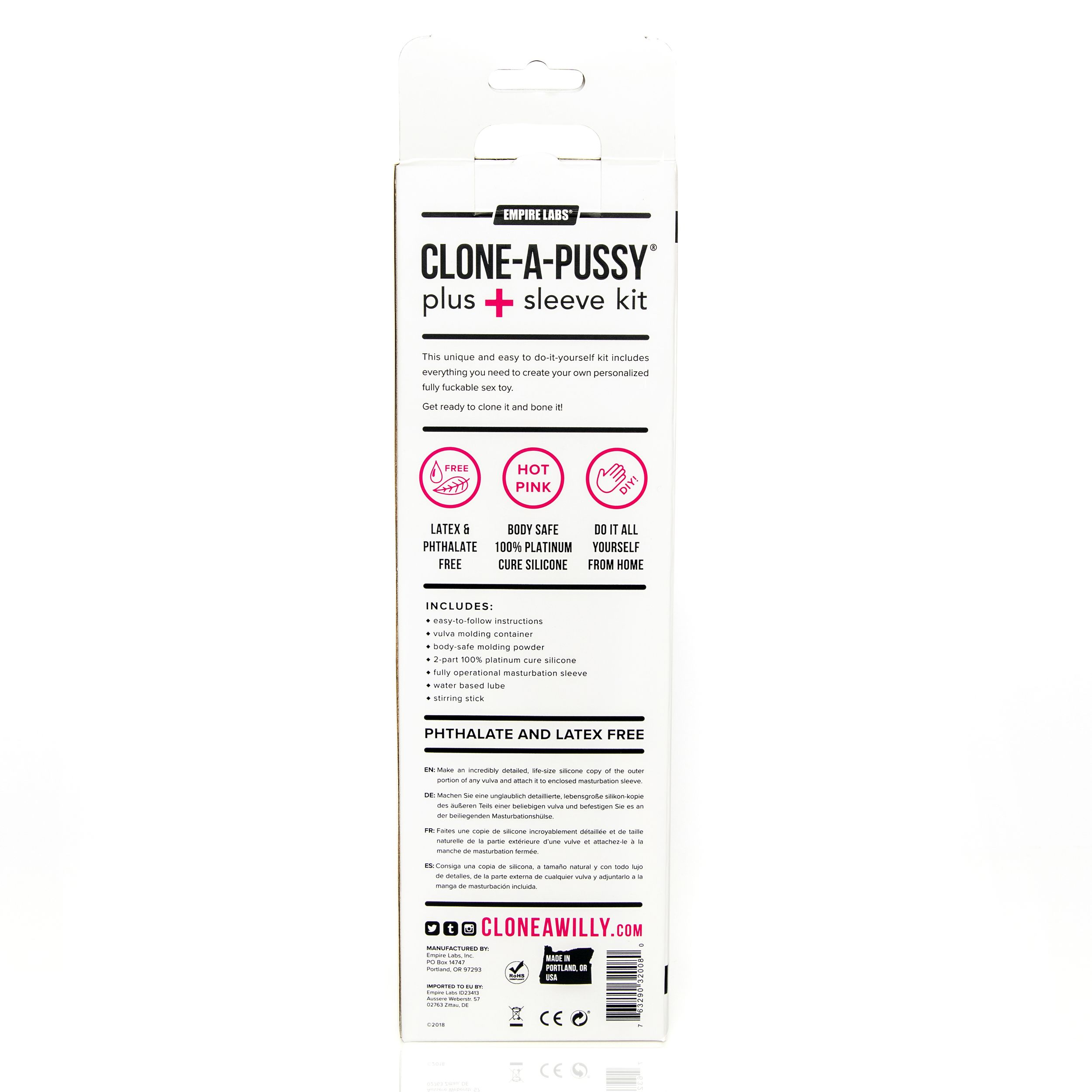 Eine weiße Box mit Produktdetails für ein 'Clone-A-Pussy'-Kit, mit Text und Bildern. Der Hintergrund ist weiß.