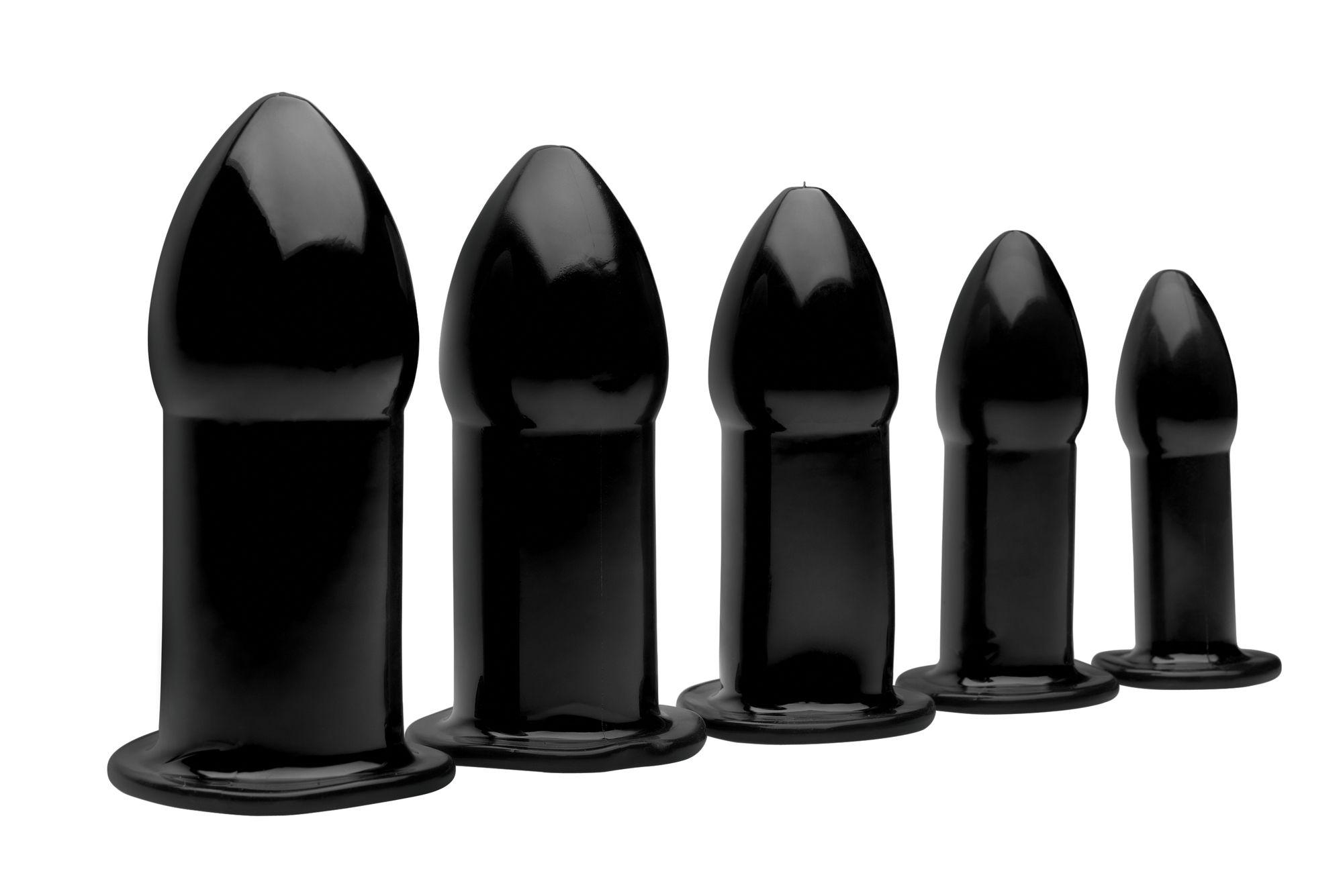 Fünf schwarze Dildos unterschiedlicher Größe, aufgereiht vor weißem Hintergrund.