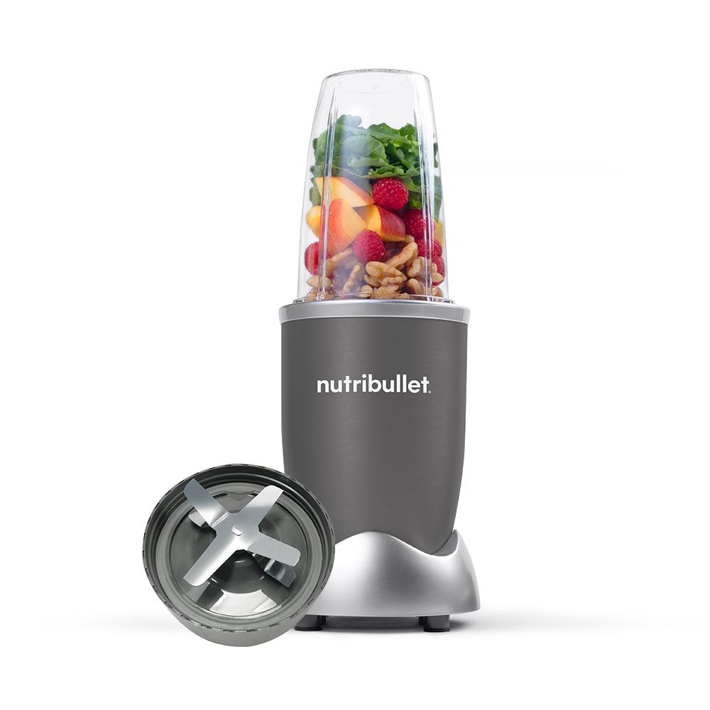 Een Nutribullet-blender met een doorzichtige container gevuld met fruit en een mesopzetstuk.