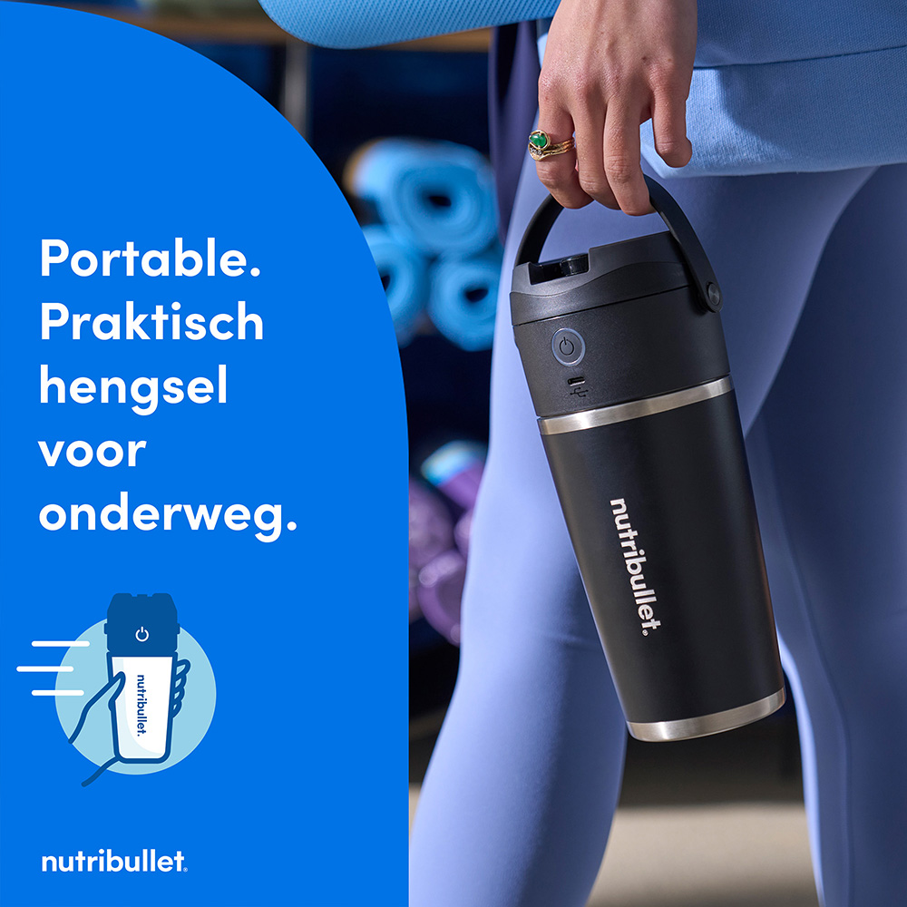 Zwarte Nutribullet fles met handvat. Tekst: Draagbaar, praktisch handvat voor onderweg. Blauwe achtergrond.