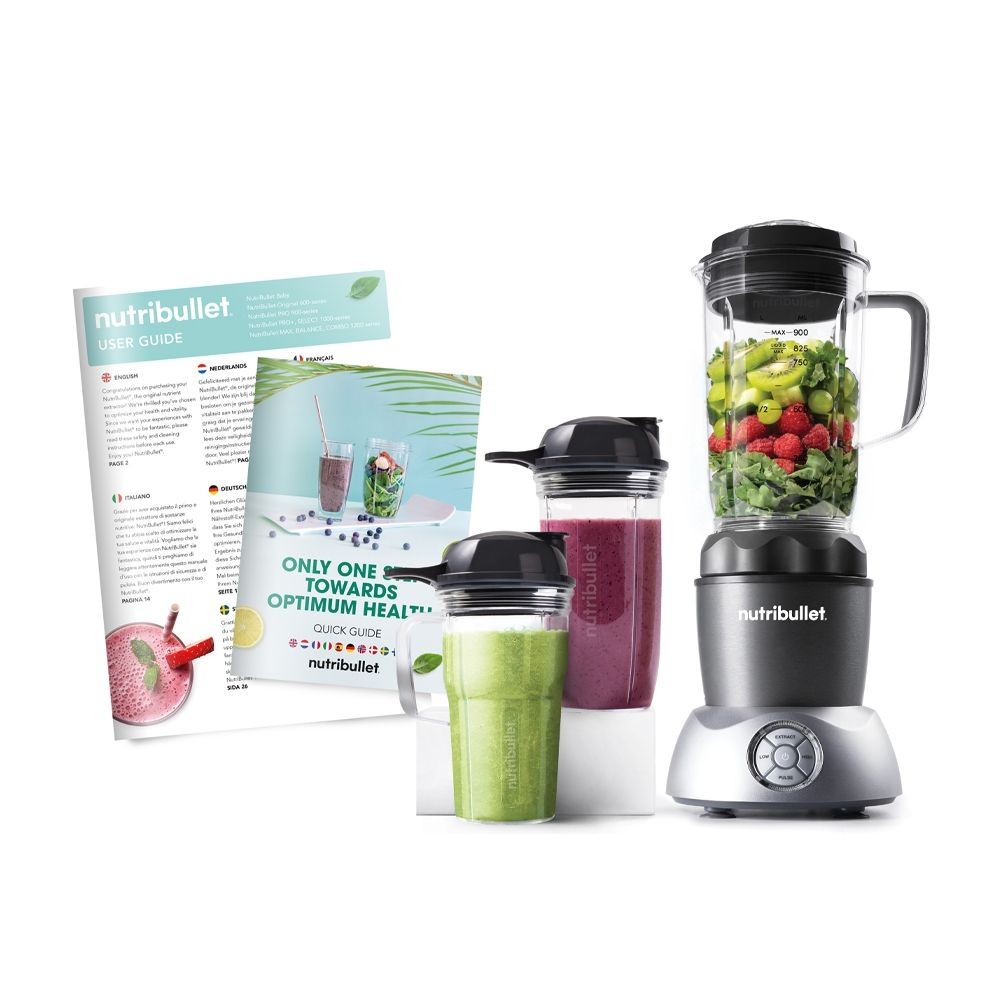 Een NutriBullet blender, gebruikershandleiding en twee bekers gevuld met smoothies worden getoond op een wit oppervlak.