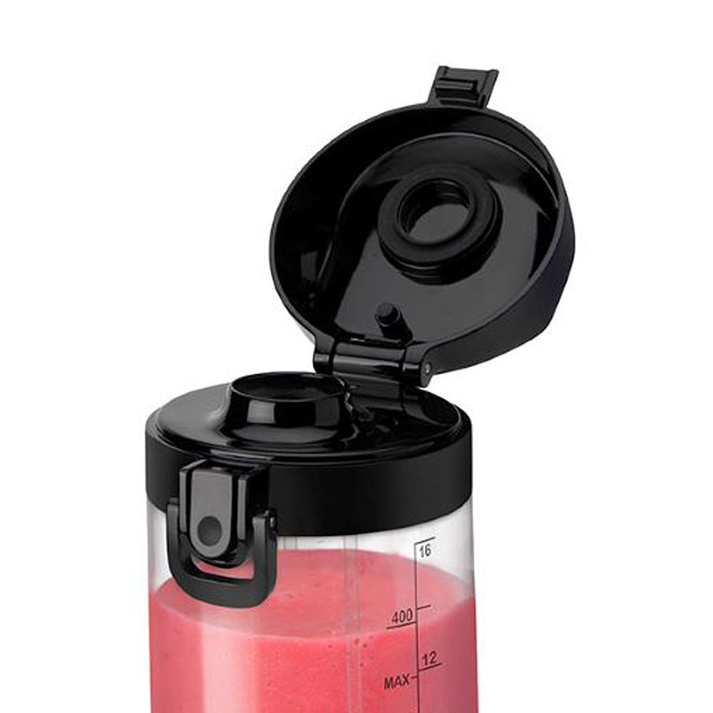 Een zwarte blendercontainer met rode vloeistof erin. Het deksel is open.
