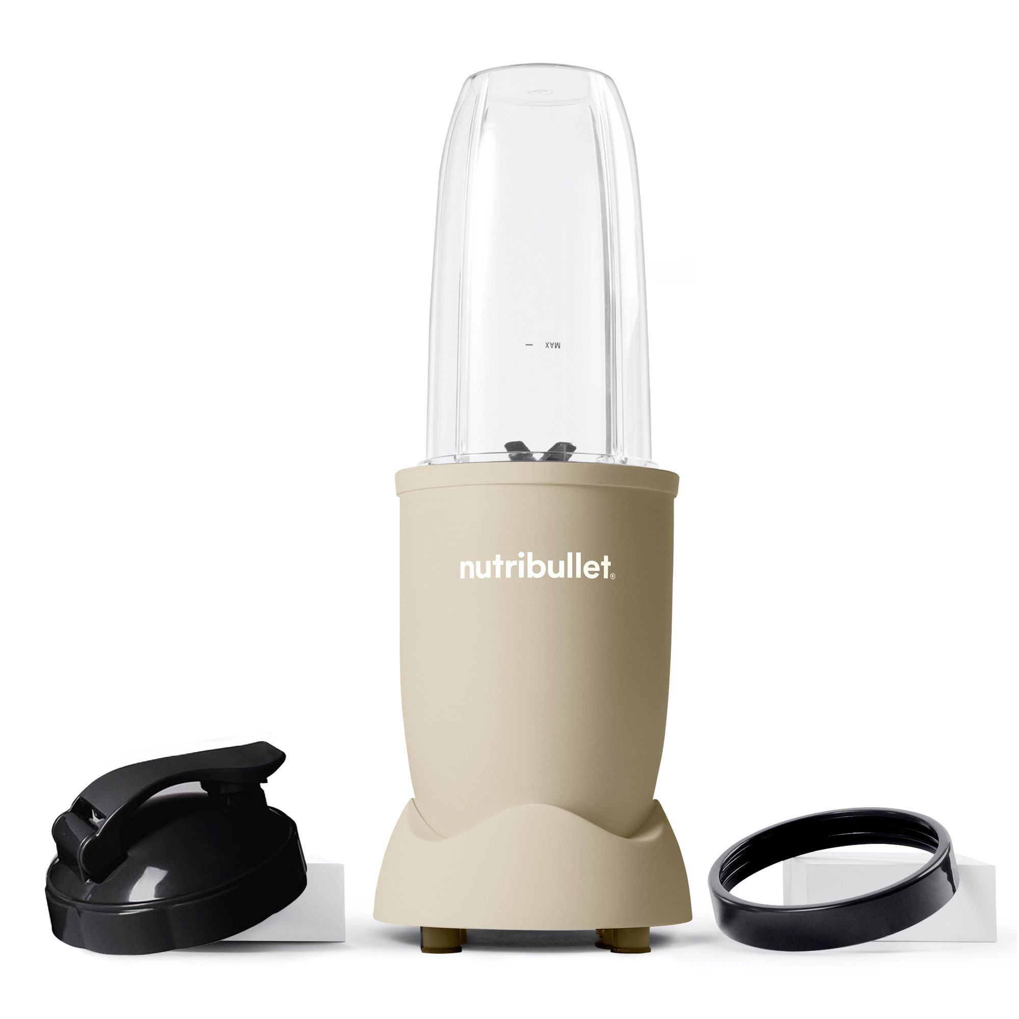 Beige Nutribullet blender met accessoires: zwart deksel en ring.