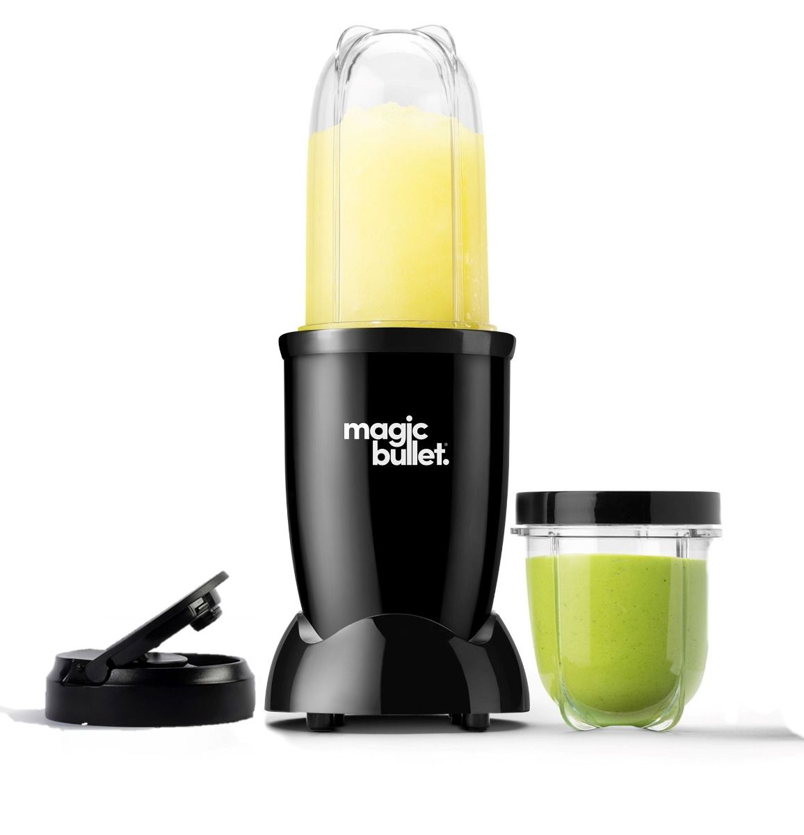 Mixeur Magic Bullet noir avec un récipient rempli de smoothie et d'autres pièces.