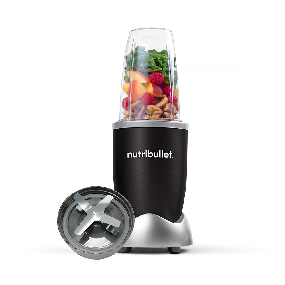 Un blender noir avec des fruits et des noix à l'intérieur. La lame est à côté du blender. Fond blanc.
